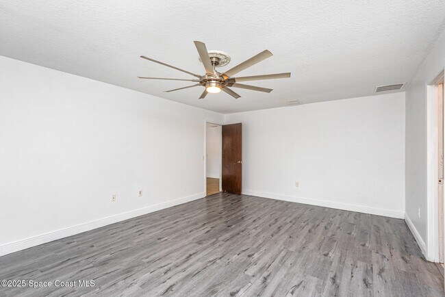 Building Photo - 986 Sycamore Dr