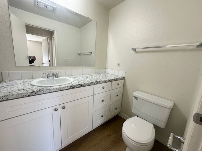 Building Photo - **$500 move in credit. Lake Oswego Refreshed 2nd Story 2 bed/1 bath Condo- W/S/G Included