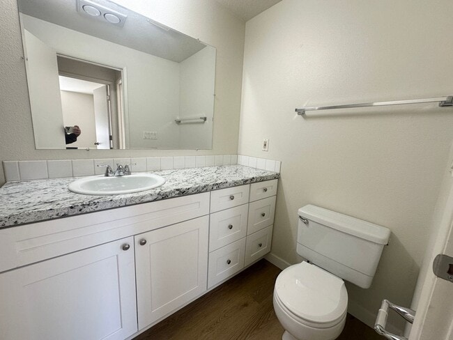 Building Photo - Lake Oswego Refreshed 2nd Story 2 bed/1 bath Condo- W/S/G Included