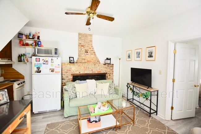 Building Photo - 24 Bee St