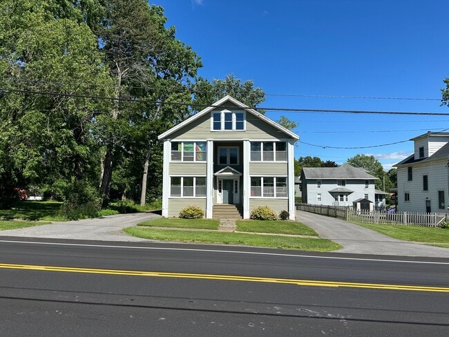 Building Photo - 902 Tulip St