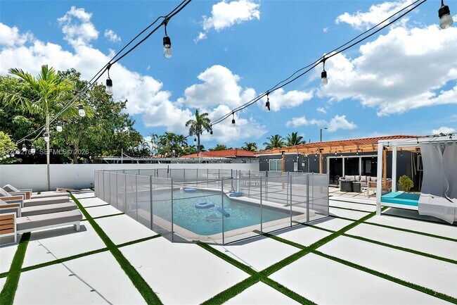 Building Photo - 301 SW 30th Ct