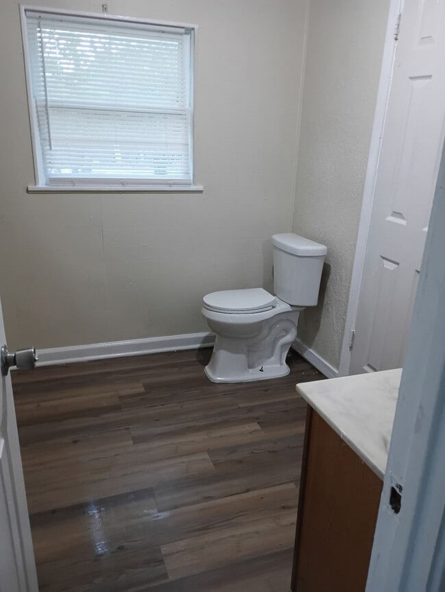 Building Photo - 2 Bed 1 Bath Home with Laundry Hookups