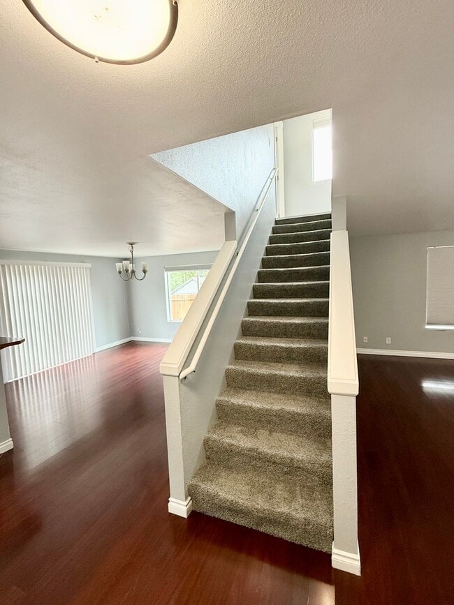 Building Photo - Spacious house in Bremerton.