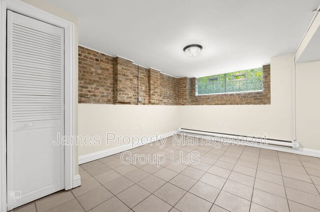 Building Photo - 835 N Paulina St