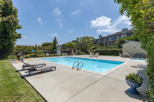 Building Photo - 6667 La Jolla Scenic S Dr