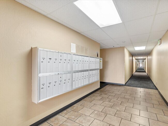 Building Photo - 2955 Lakeside Dr