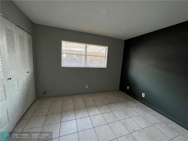 Building Photo - 353 SW 35th Ave