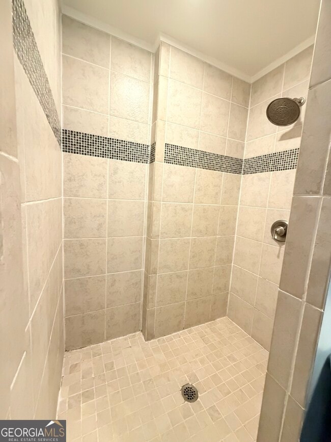 Building Photo - 560 Greencrest Dr