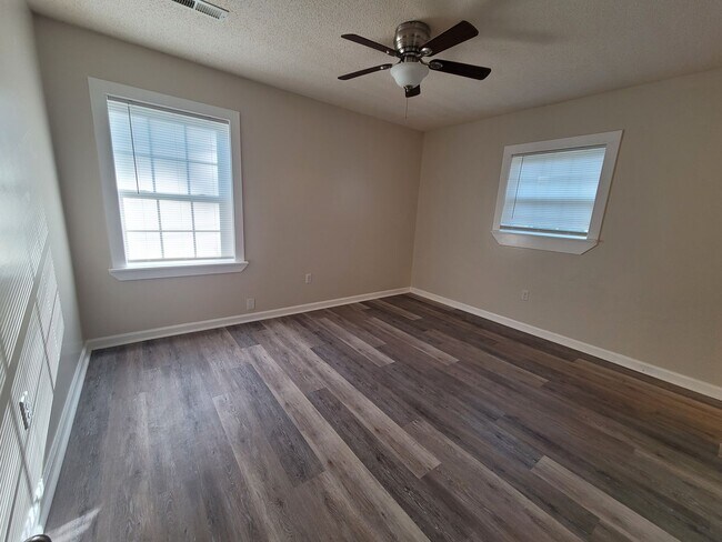 Building Photo - 3 bedroom 2 bath brick ranch in great loaction .