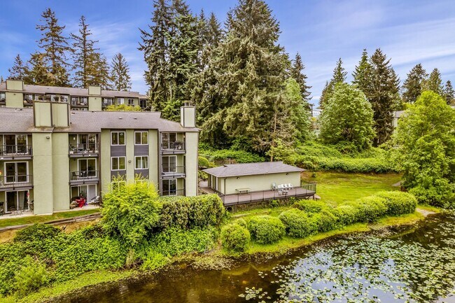 Building Photo - 2 Bedroom 2 Bathroom Sits Right on the Sho...