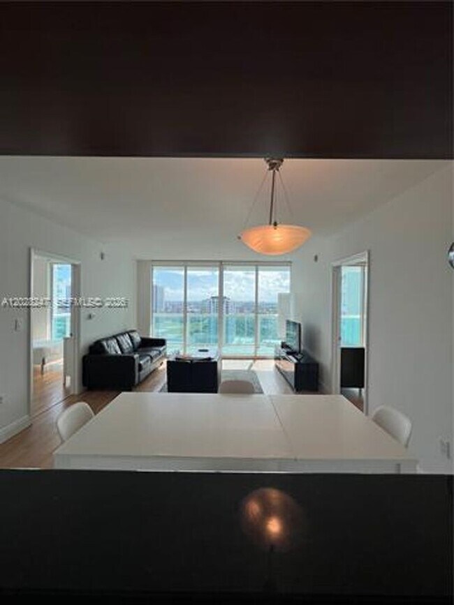 Building Photo - 1800 N Bayshore Dr