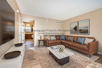 Building Photo - Spacious 2nd floor Townhome Living in the ...