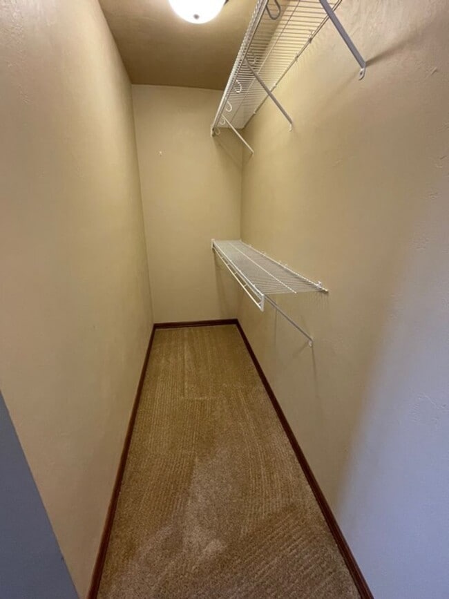 Building Photo - 2 Bedroom, 2 Bathroom Upper Available
