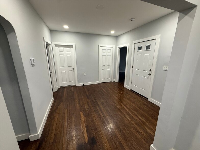 Building Photo - 16 Astoria St