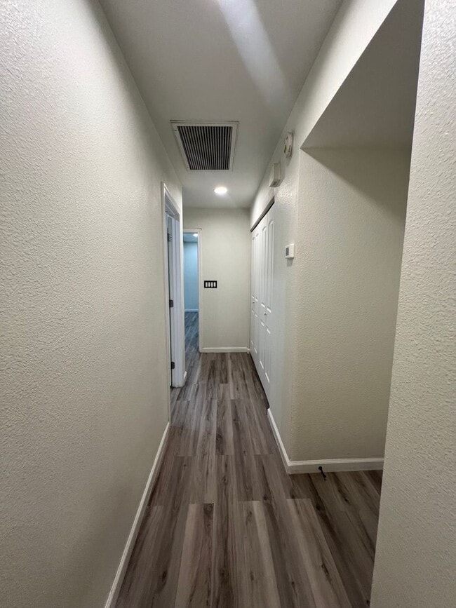 Building Photo - NICE 2 BEDROOM TOWNHOME!