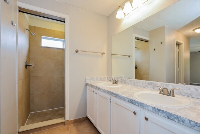 Building Photo - 3042 Stillwater Dr