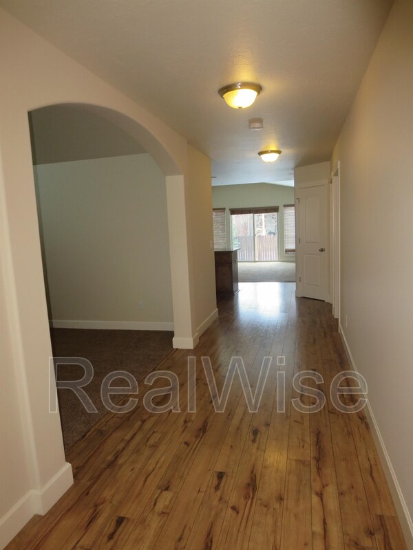 Building Photo - 3006 NE Red Oak Dr
