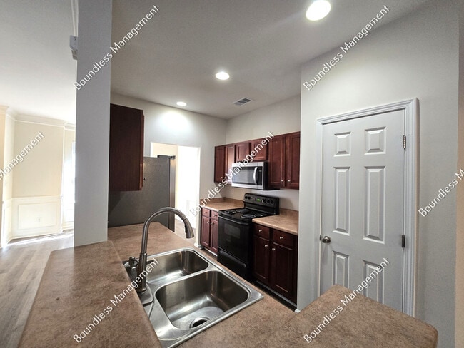 Building Photo - 250 Amal Dr SW
