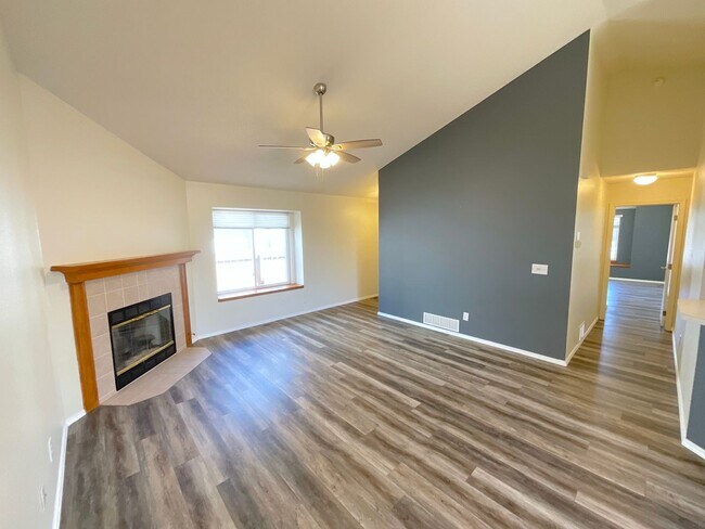 Building Photo - 4 Bedroom Home Available Near Research Pkwy & Scarborough Dr!