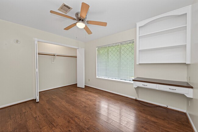 Building Photo - 1701 Mistletoe Ln