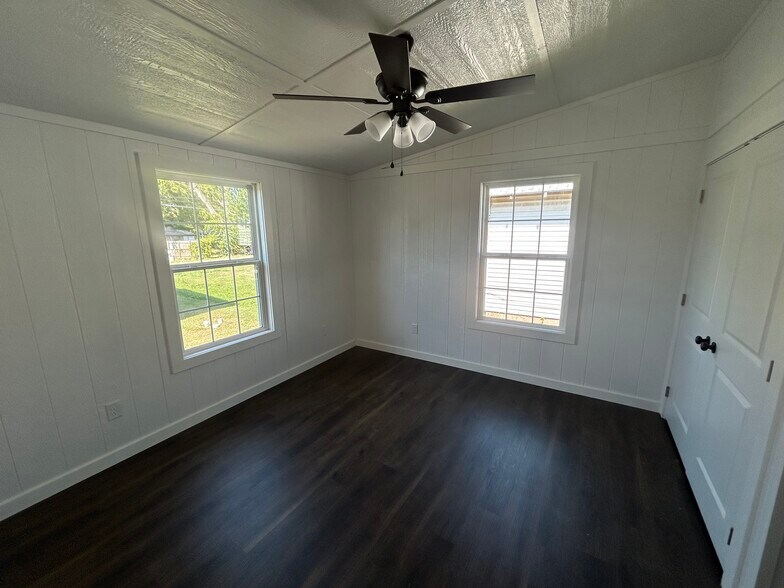 Building Photo - 502 N Palm St