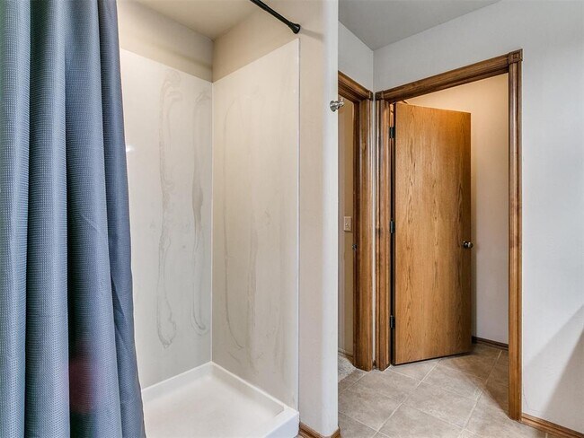 Building Photo - 1001 N Barn Hill Way