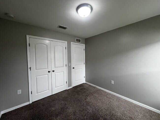 Building Photo - The Secret? Space. The Gift? $500 Off! APP...