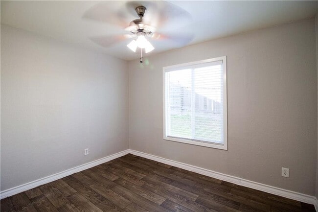 Building Photo - 2506 Manor Cir