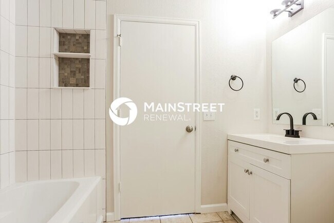 Building Photo - 3 Bedroom Pet-Friendly Home in DENVER, CO with Main Street Renewal