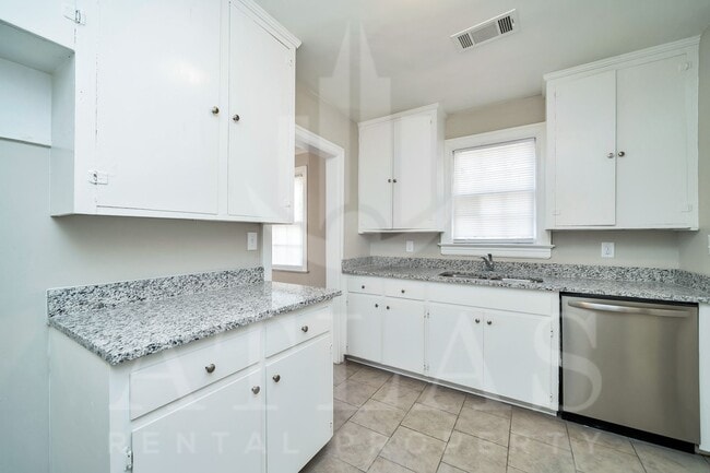 Building Photo - Spacious 3BR/2BA – 1,480 Sq Ft of Comforta...