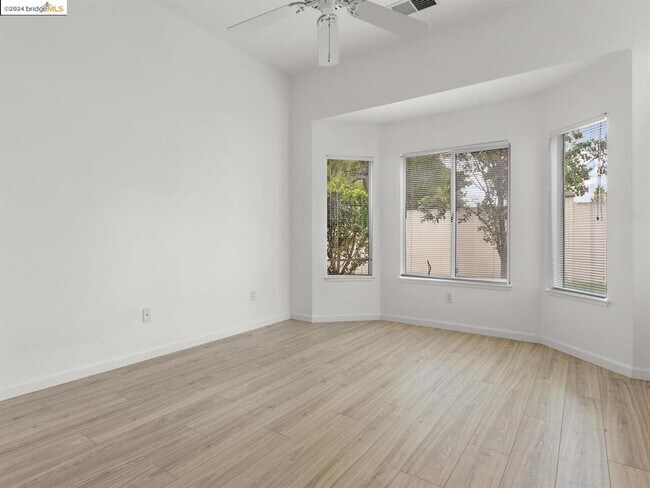 Building Photo - BEAUTIFULLY MAINTAINED 2 BEDROOM 2 BATH DETACHED UNIT