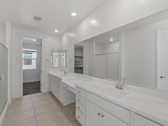 Building Photo - 4910 S Tune