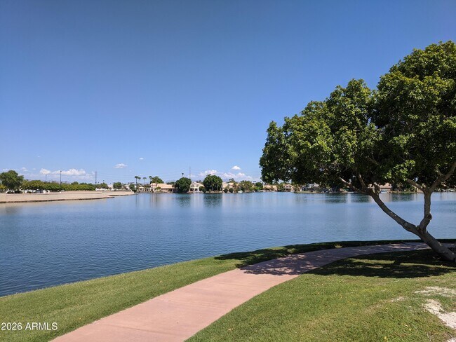 Building Photo - 1321 N Jamaica Way