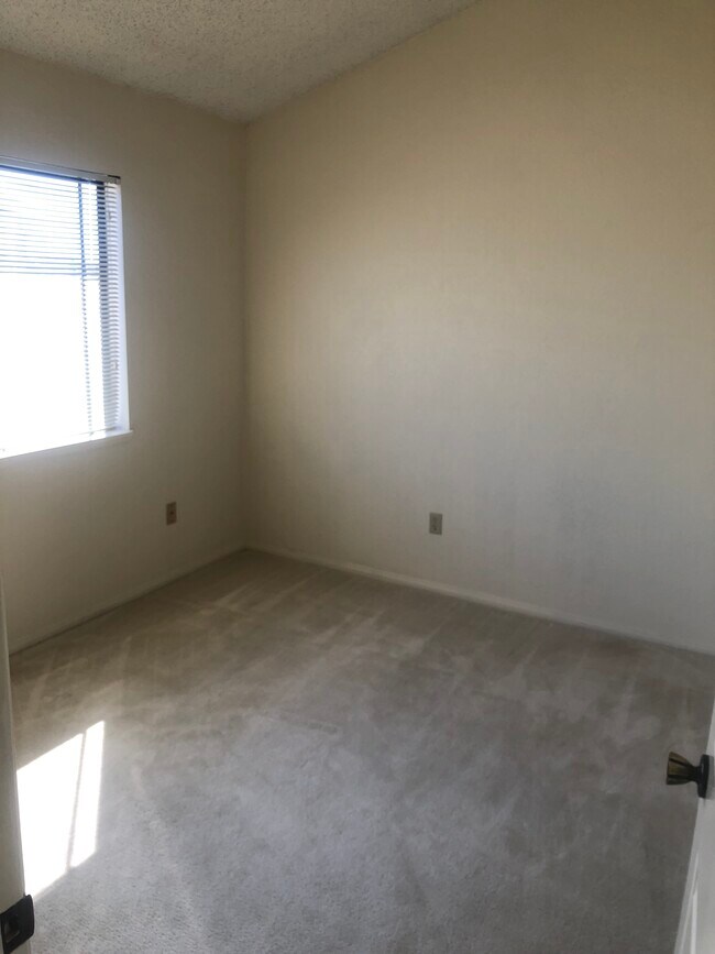 Building Photo - 17055 S Dalton Ave