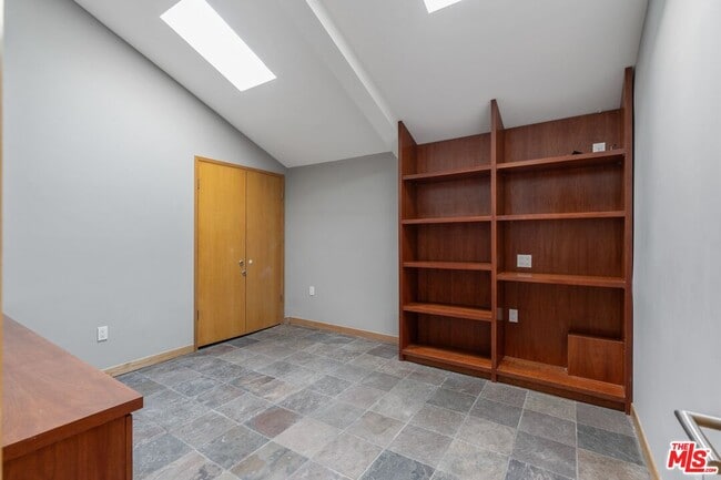 Building Photo - 8614 Hollywood Blvd