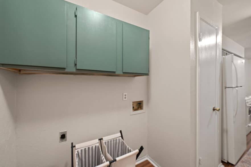 Building Photo - 703 Country Aire Dr