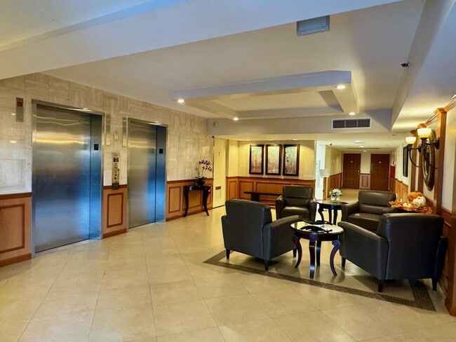 Building Photo - 3095 N Course Dr