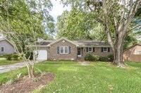 Building Photo - 3 Bedroom 2 Bath Home in Briarwood - Summe...