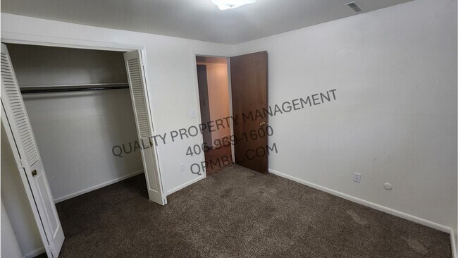 Building Photo - Spacious 3BD/2BA Duplex with Garage in Pri...