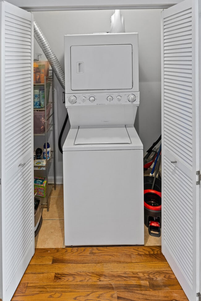 Building Photo - 809 E 40th St