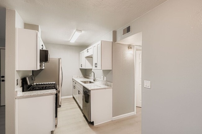 Building Photo - 2 Bed / 1 Bath spacious second floor condo near Expo Park!