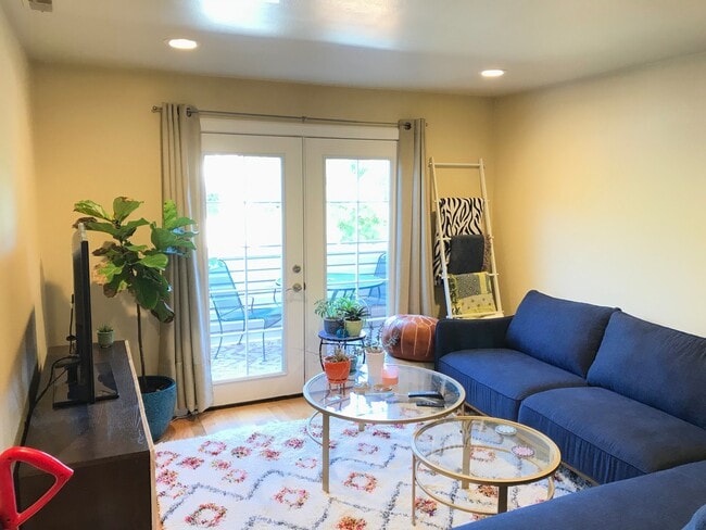 Building Photo - Updated Two Story 2 Bed 1 Bath Condo in Ce...