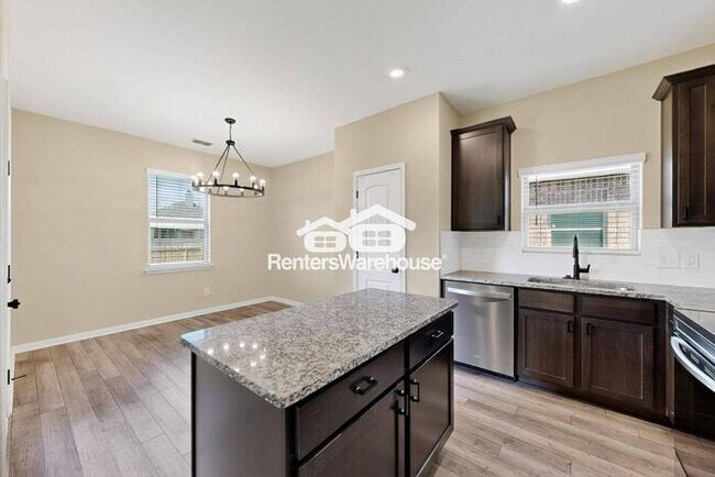 Building Photo - MOVE IN READY COMPLETELY UPDATED - 3BED/2B...