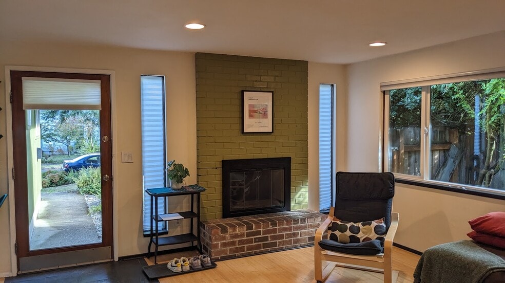 Building Photo - 1524 NE Junior St