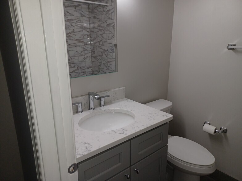 Hall bathroom - View 1 - 2208 Clark Ct