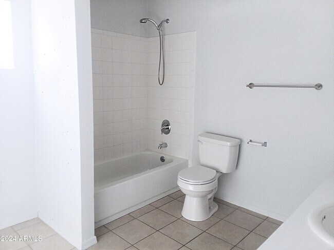 Building Photo - 95 E Jennifer Ln