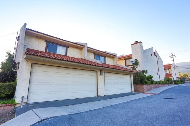 Building Photo - >>>>> TWO BEDROOM 1.5 BATHS TOWN-HOME STYL...