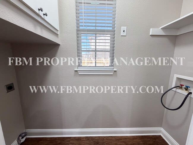 Building Photo - Hidden Creek Townhomes, Unit F - Cozy 2 Bedroom, 1 Bathroom Home in Ennis, TX!