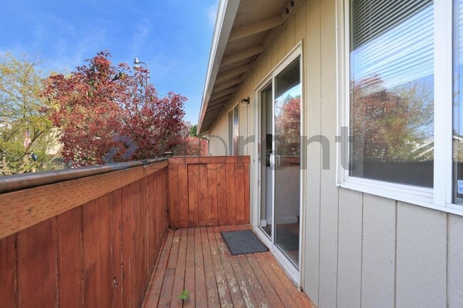 Building Photo - 1120 S 90th St Ct